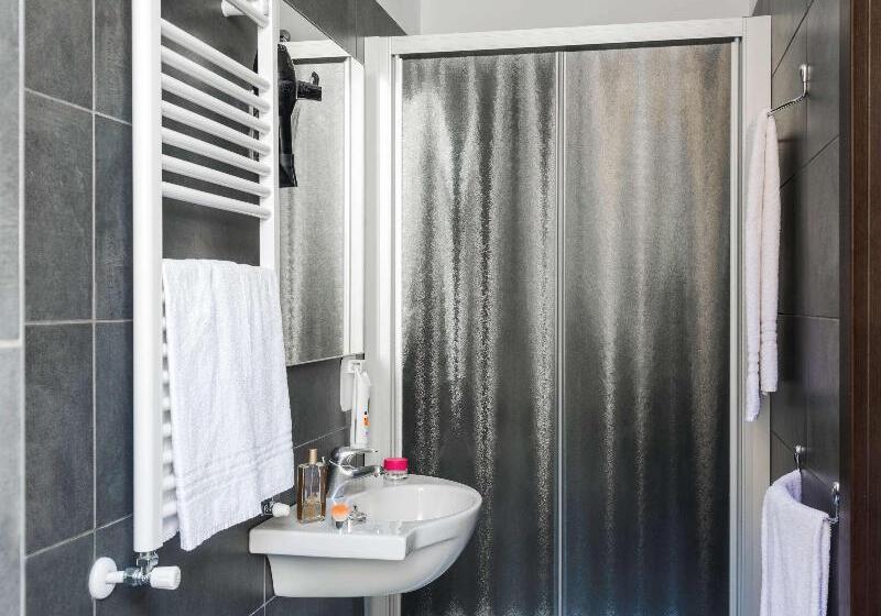 غرفة قياسية ثلاثية مطلة علي حمام السباحة, Desert Rose Resort