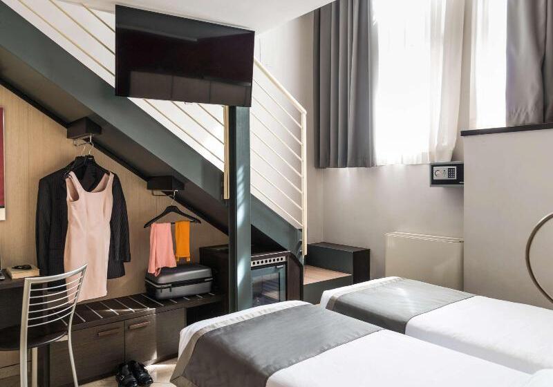 غرفة قياسية ثلاثية مطلة علي حمام السباحة, Desert Rose Resort