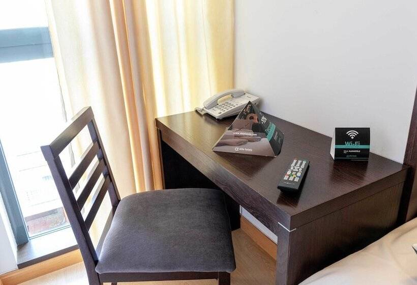 غرفة قياسية فردية, Alda Cardena