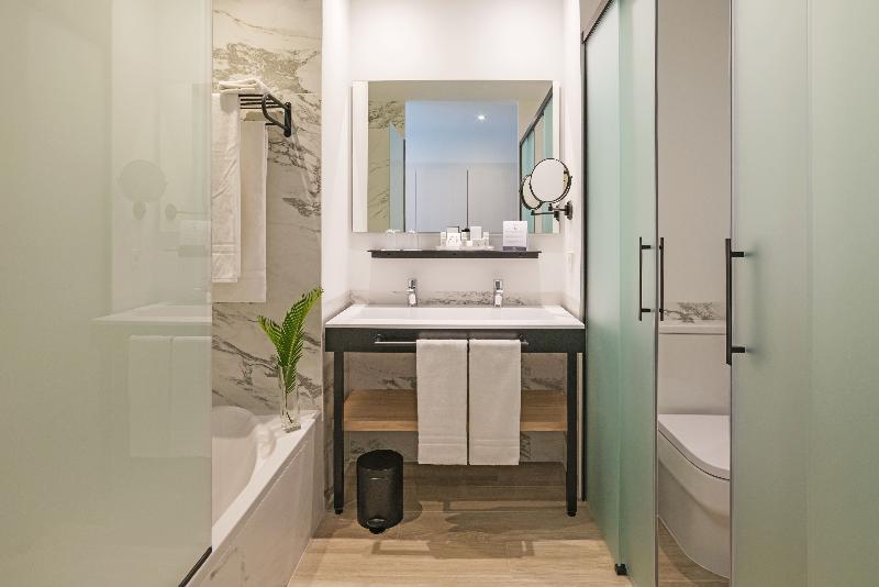 غرفة عائلية, Cabogata Beach