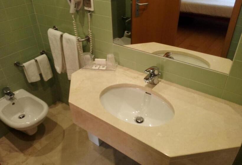 غرفة قياسية رباعية, Cascais