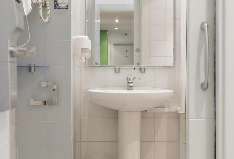 标准间, Ekia Pentsioa