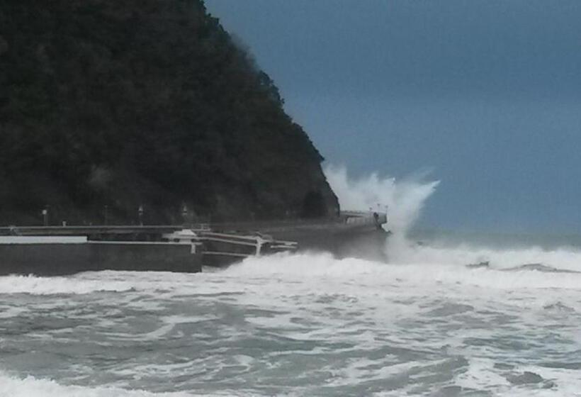 标准三人间, Ekia Pentsioa