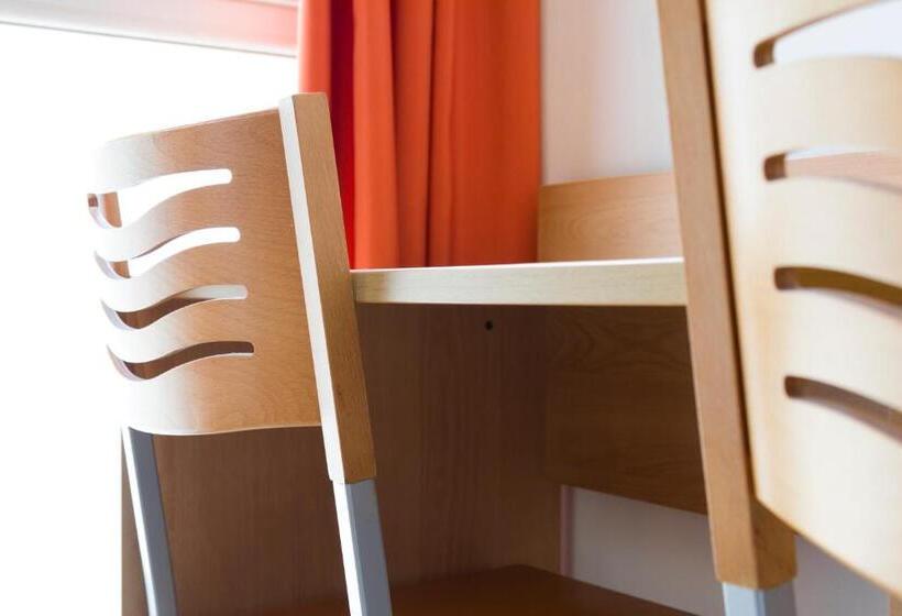 标准三人间, Ekia Pentsioa