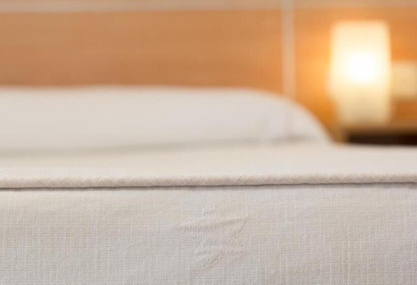 标准三人间, Ekia Pentsioa