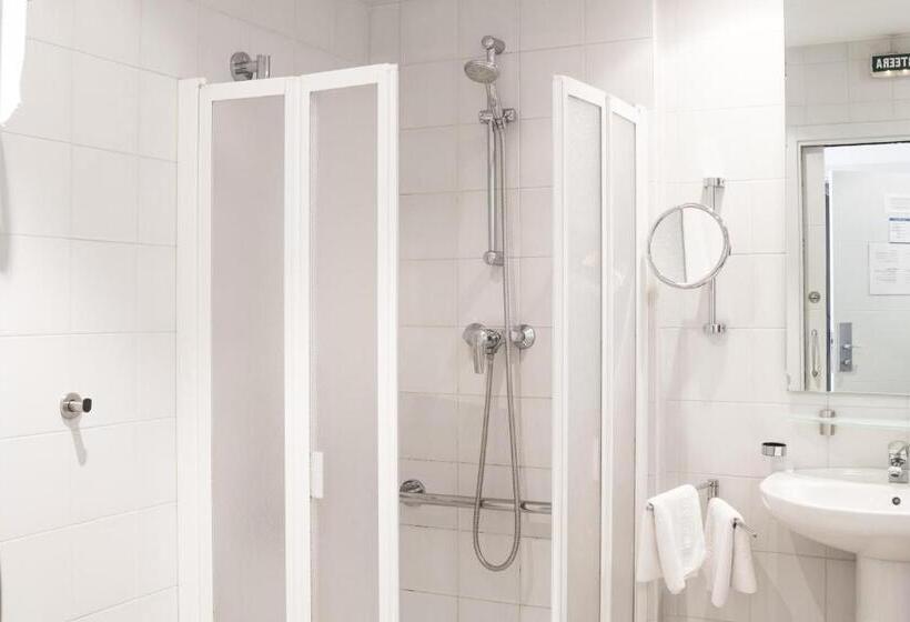 标准三人间, Ekia Pentsioa