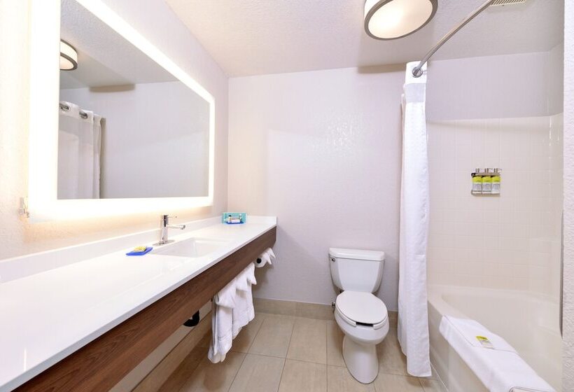 סוויטה מותאמת לאדם עם מוגבלויות, Holiday Inn Express Hotel & Suites Arcata/eureka Airport Area, An Ihg