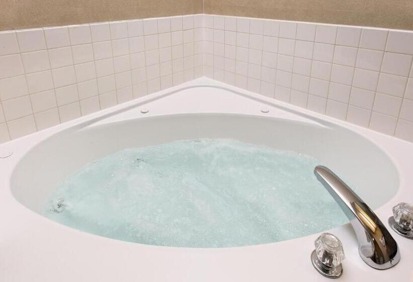 מיטת קינג בסוויטה, Holiday Inn Express Metropolis, An Ihg