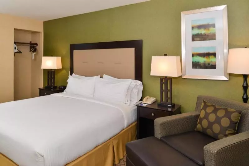 اتاق استاندارد با تخت بزرگ برای معلولان, Holiday Inn Express Woodland, An Ihg