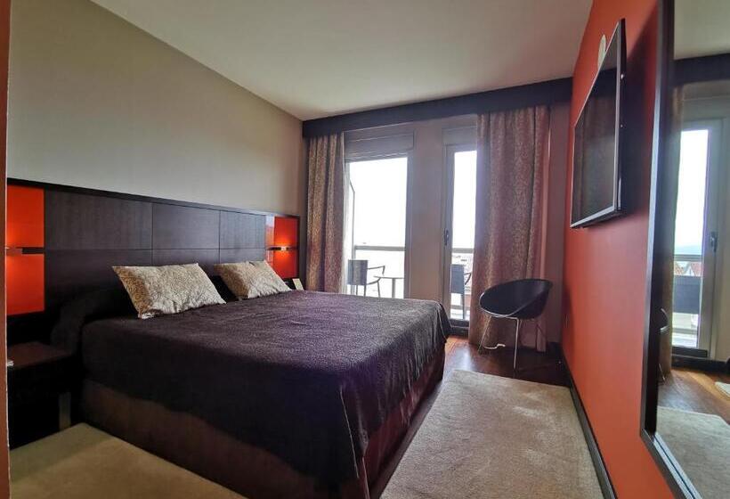 سوییت جونیور با چشمانداز دریا, Royal Nayef