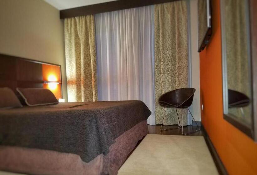 سوییت جونیور در طبقه همکف, Royal Nayef