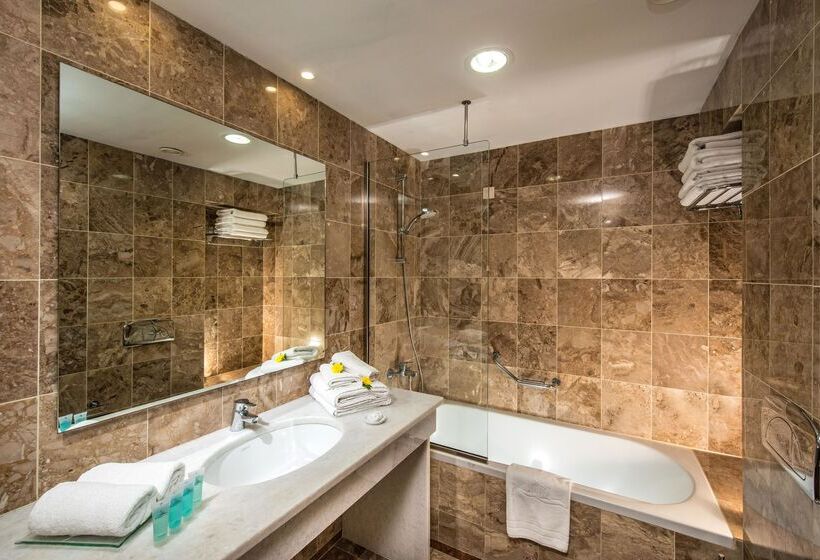 بانگلوی استاندارد, Annabelle Beach Resort