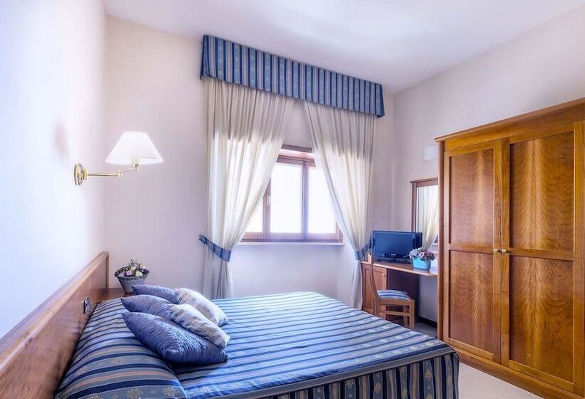 חדר סטנדרט לשלושה, Astura Palace