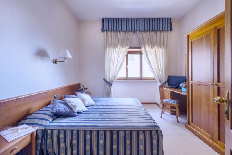 חדר קומפורט, Astura Palace