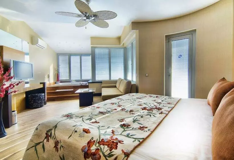سوییت جونیور با چشم‌انداز دریا, Limak Lara Deluxe Hotel & Resort Antalya