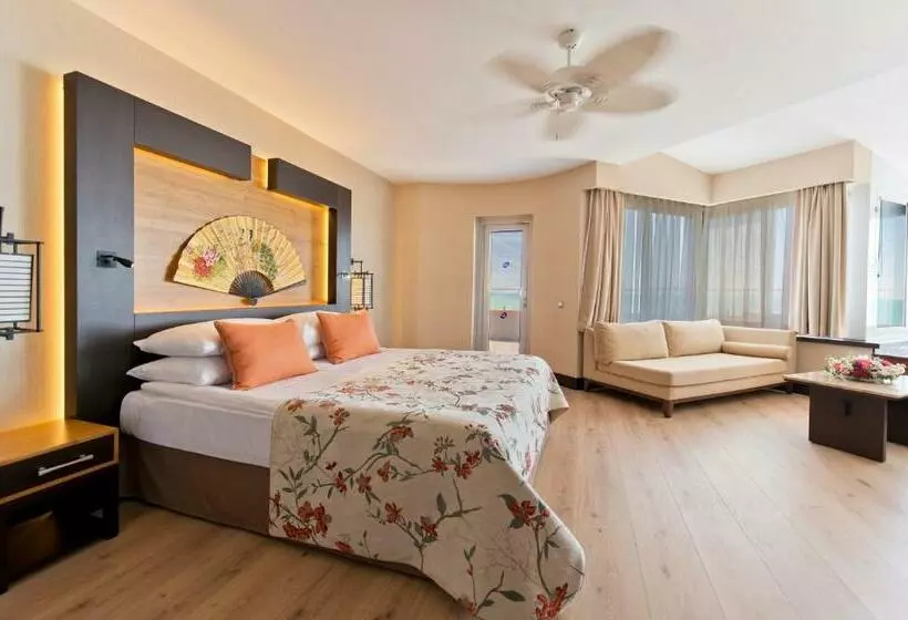 سوئیت با چشم‌انداز دریا و هیدروماساژ, Limak Lara Deluxe Hotel & Resort Antalya