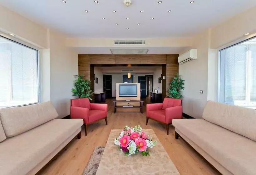 سوئیت با چشم‌انداز دریا و هیدروماساژ, Limak Lara Deluxe Hotel & Resort Antalya
