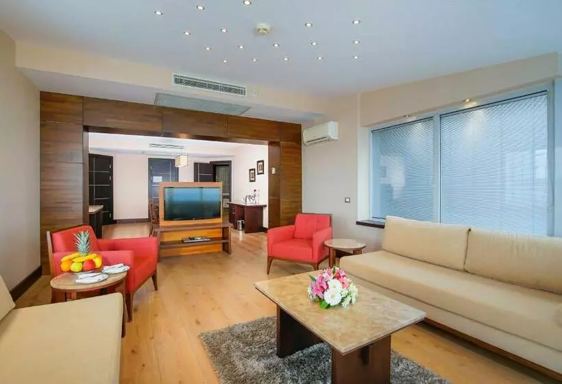 سوئیت با چشم‌انداز دریا و هیدروماساژ, Limak Lara Deluxe Hotel & Resort Antalya