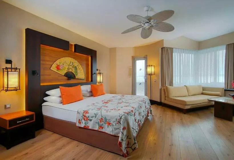 سوئیت با چشم‌انداز دریا و هیدروماساژ, Limak Lara Deluxe Hotel & Resort Antalya