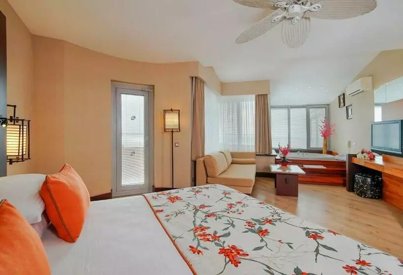 سوئیت با چشم‌انداز دریا و هیدروماساژ, Limak Lara Deluxe Hotel & Resort Antalya
