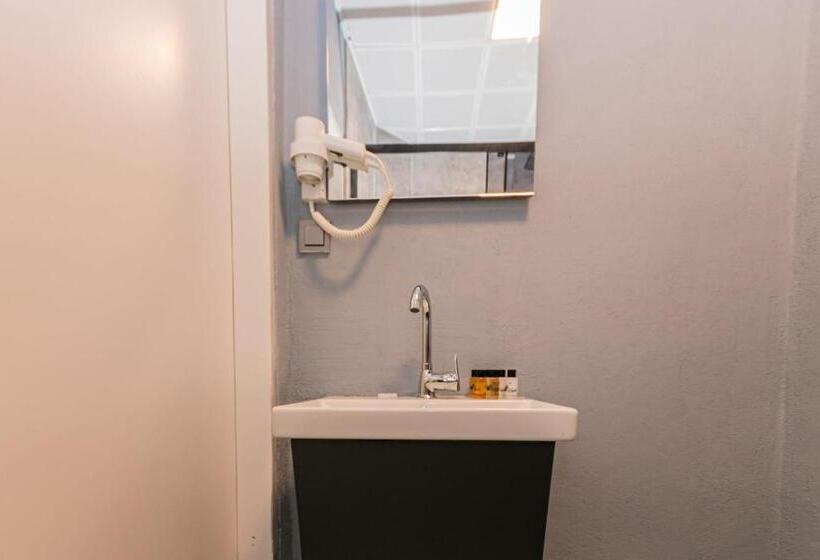 اتاق استاندارد سه نفره, Lara World