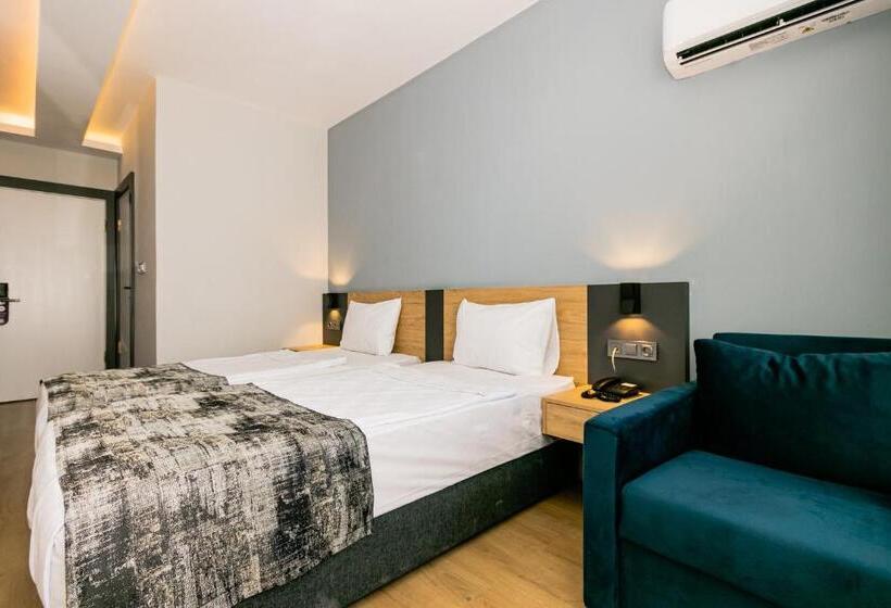 اتاق استاندارد با چشمانداز استخر, Lara World