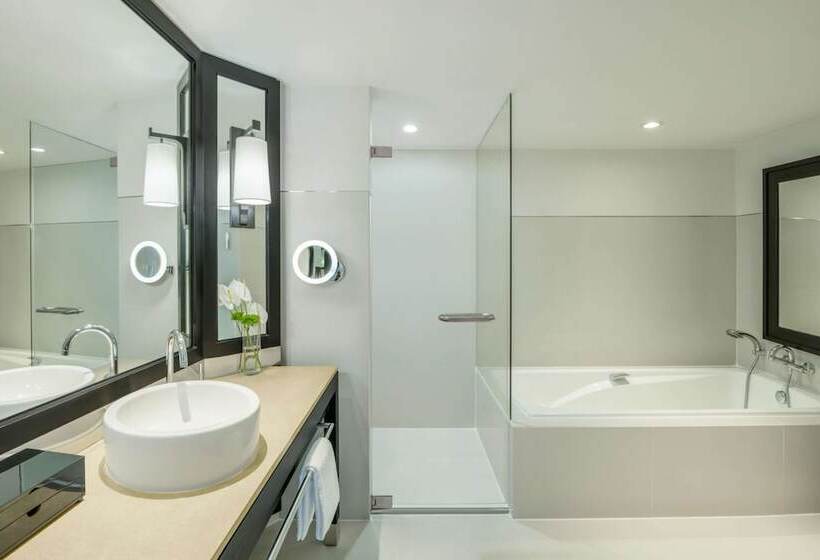 سوییت خانوادگی, Millennium Hilton Bangkok