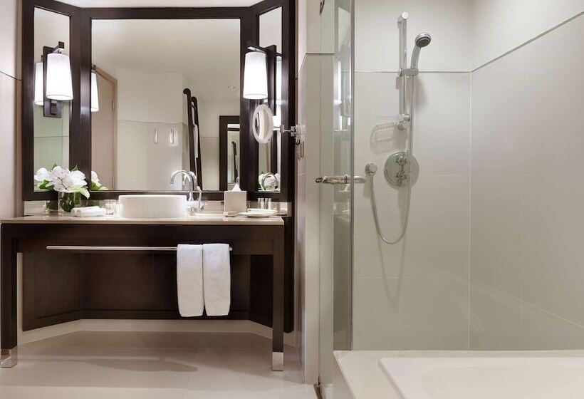 سوییت خانوادگی, Millennium Hilton Bangkok