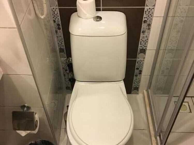 غرفة عائلية, Seaden Corolla