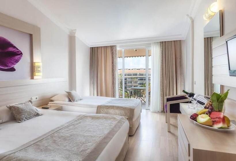 标准间带游泳池, Seaden Corolla