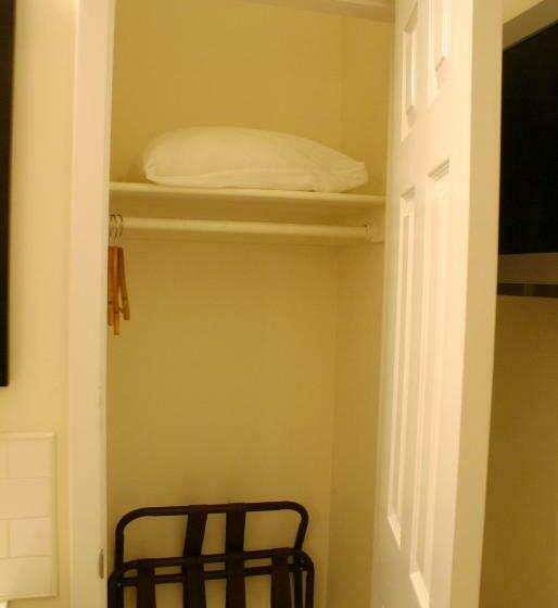 标准单人间共用浴室, Americana Inn