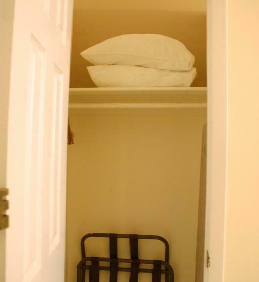 标准单人间共用浴室, Americana Inn