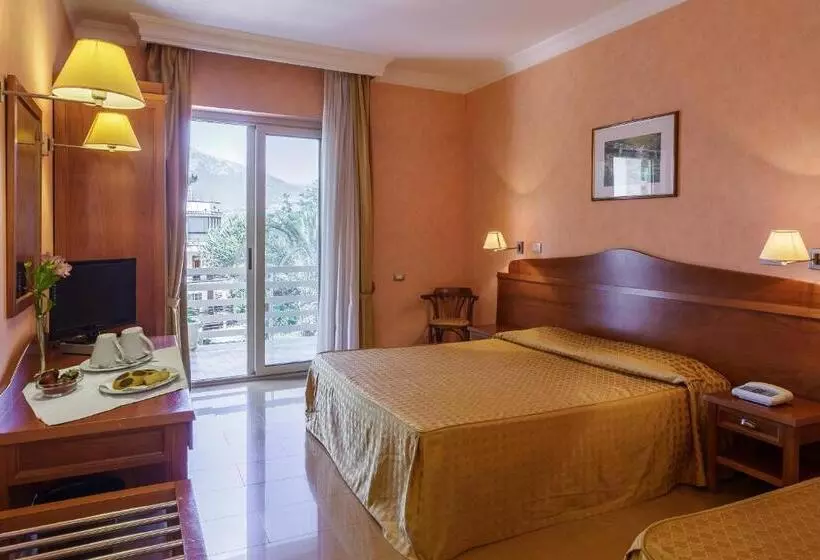 اتاق استاندارد سه تخته با بالکن, Conchiglia D'oro