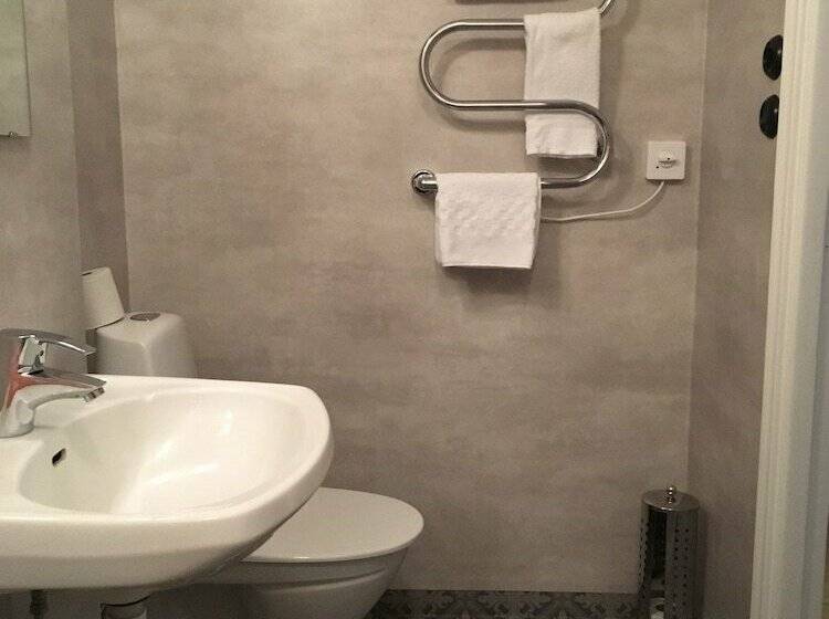 标准单人间, Morris