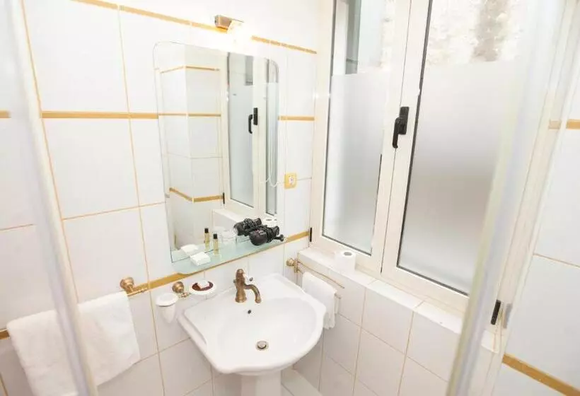 Chambre Standard Individuelle, Peristil