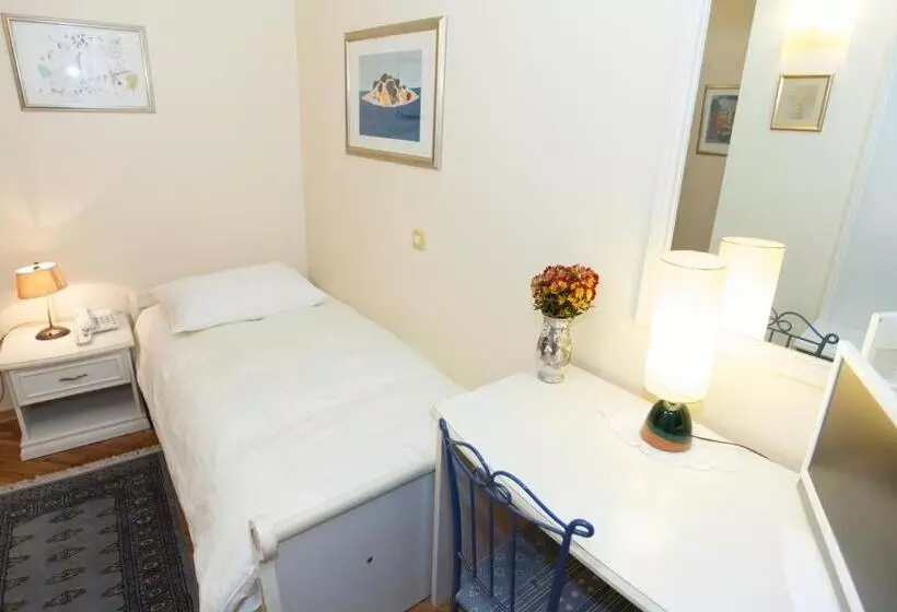 Chambre Standard Individuelle, Peristil