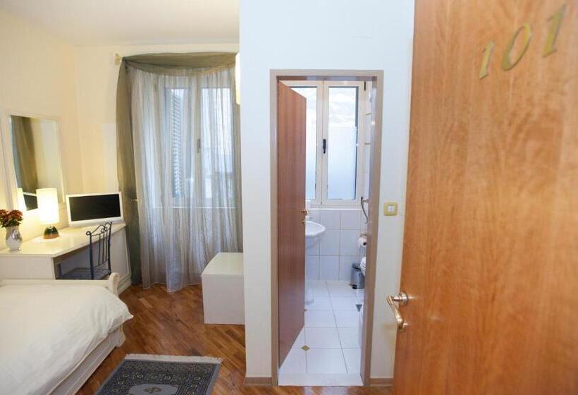 スタンダードシングルルーム, Peristil