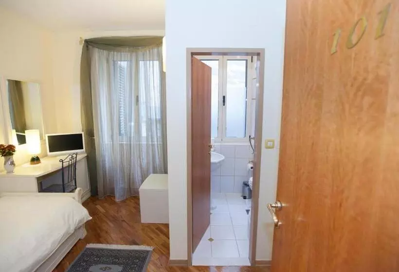 Chambre Standard Individuelle, Peristil