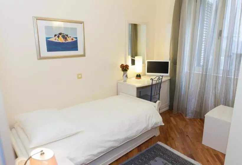 Chambre Standard Individuelle, Peristil