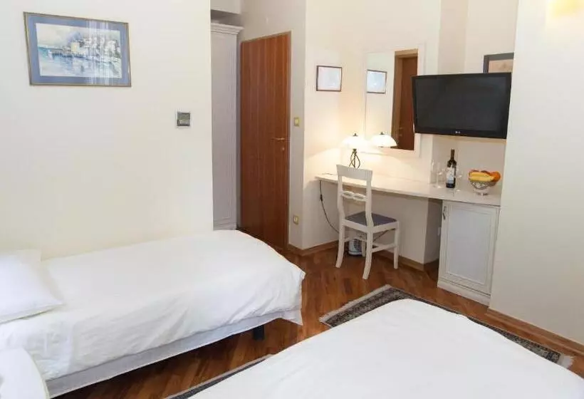 Chambre Standard, Peristil