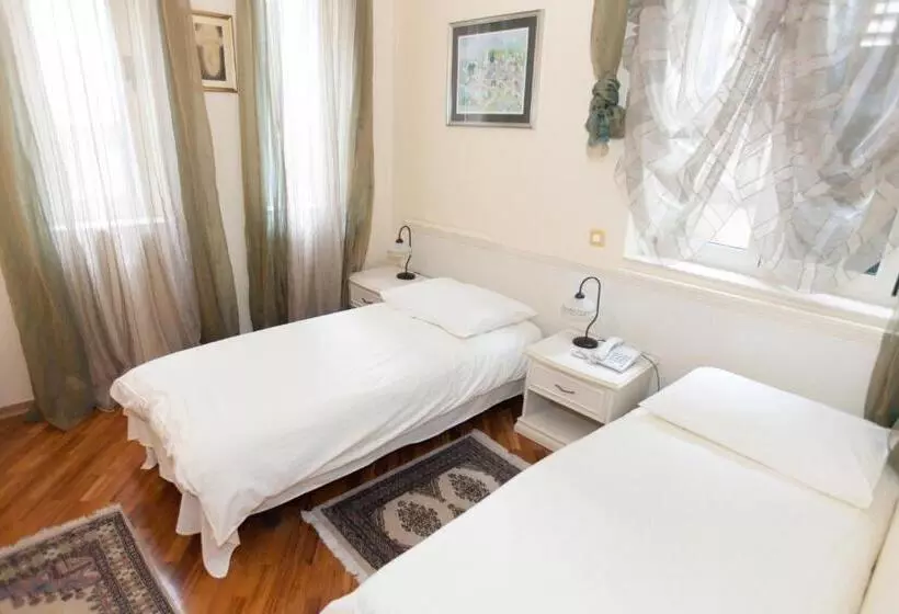 Chambre Standard, Peristil