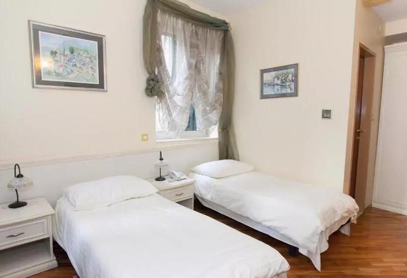 Chambre Standard, Peristil