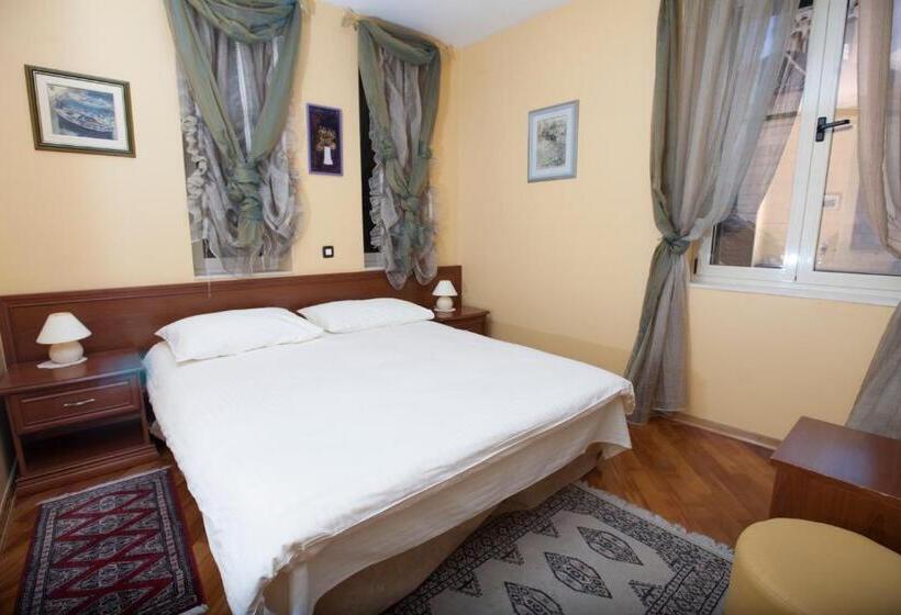 スタンダードルーム, Peristil