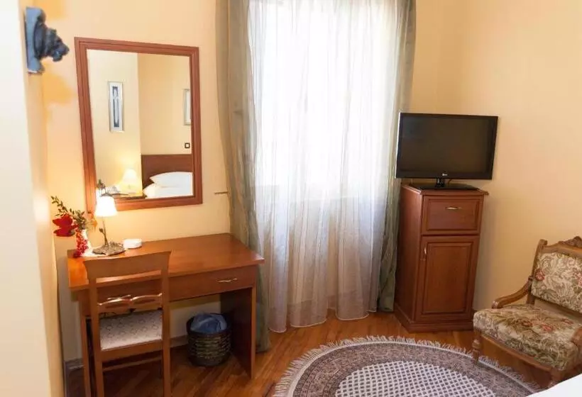 Chambre Supérieure, Peristil