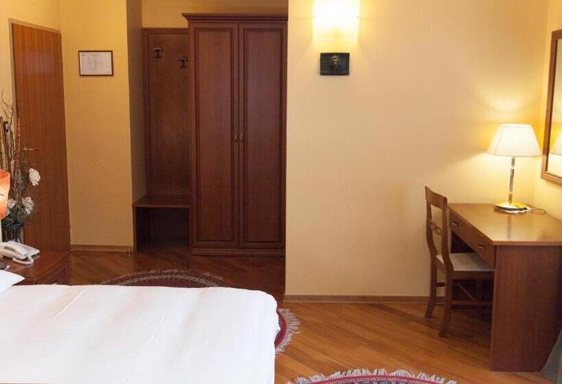 スーペリアールーム, Peristil