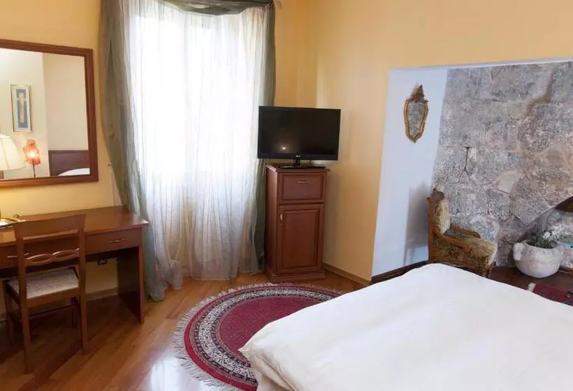 Chambre Supérieure, Peristil