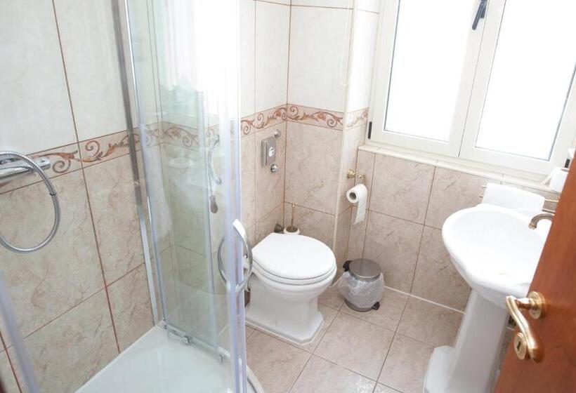 スーペリアールーム, Peristil