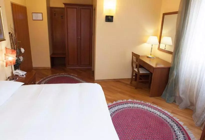 Chambre Supérieure, Peristil