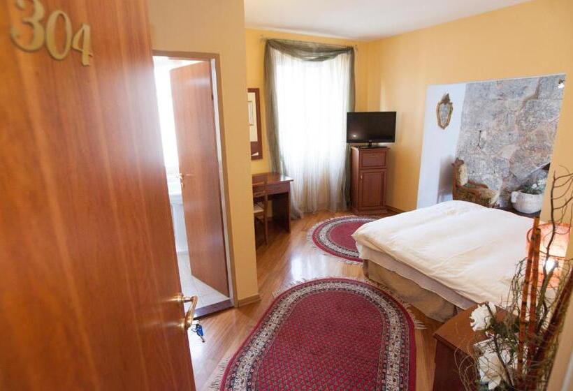 スーペリアールーム, Peristil