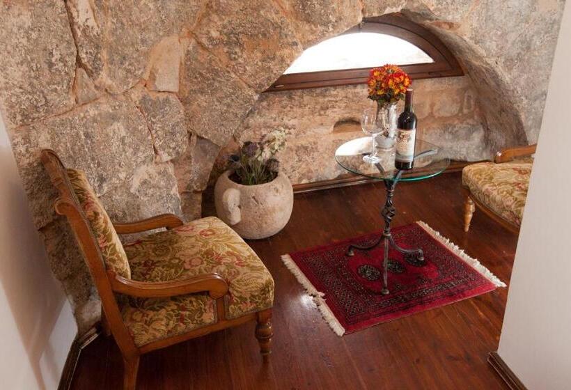 スーペリアールーム, Peristil